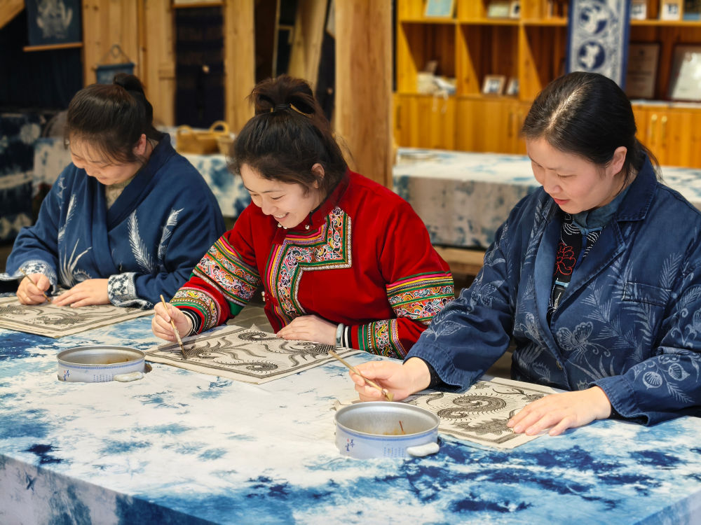 2025年3月14日，村民在肇興侗寨內(nèi)制作蠟染。圖片來源：新華社