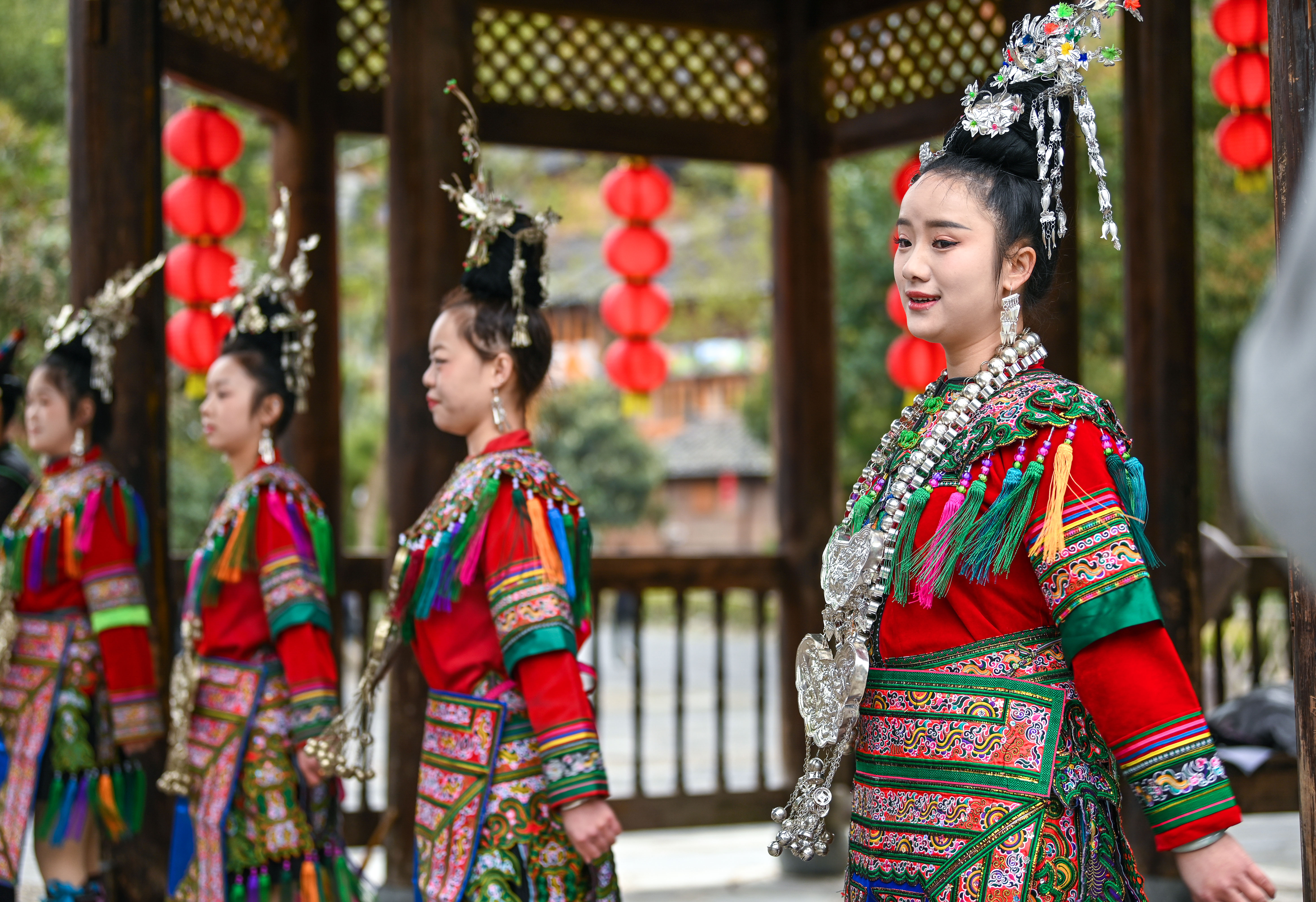  2025年3月18日，侗族群眾在貴州省黎平縣肇興侗寨給游客演唱侗族大歌。