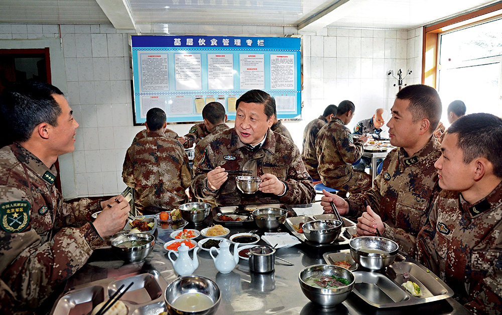 2014年1月26日，習(xí)近平主席專程來到內(nèi)蒙古軍區(qū)邊防某部，親切看望慰問戍邊官兵。這是在連隊食堂，習(xí)近平主席同戰(zhàn)士們一起用餐。