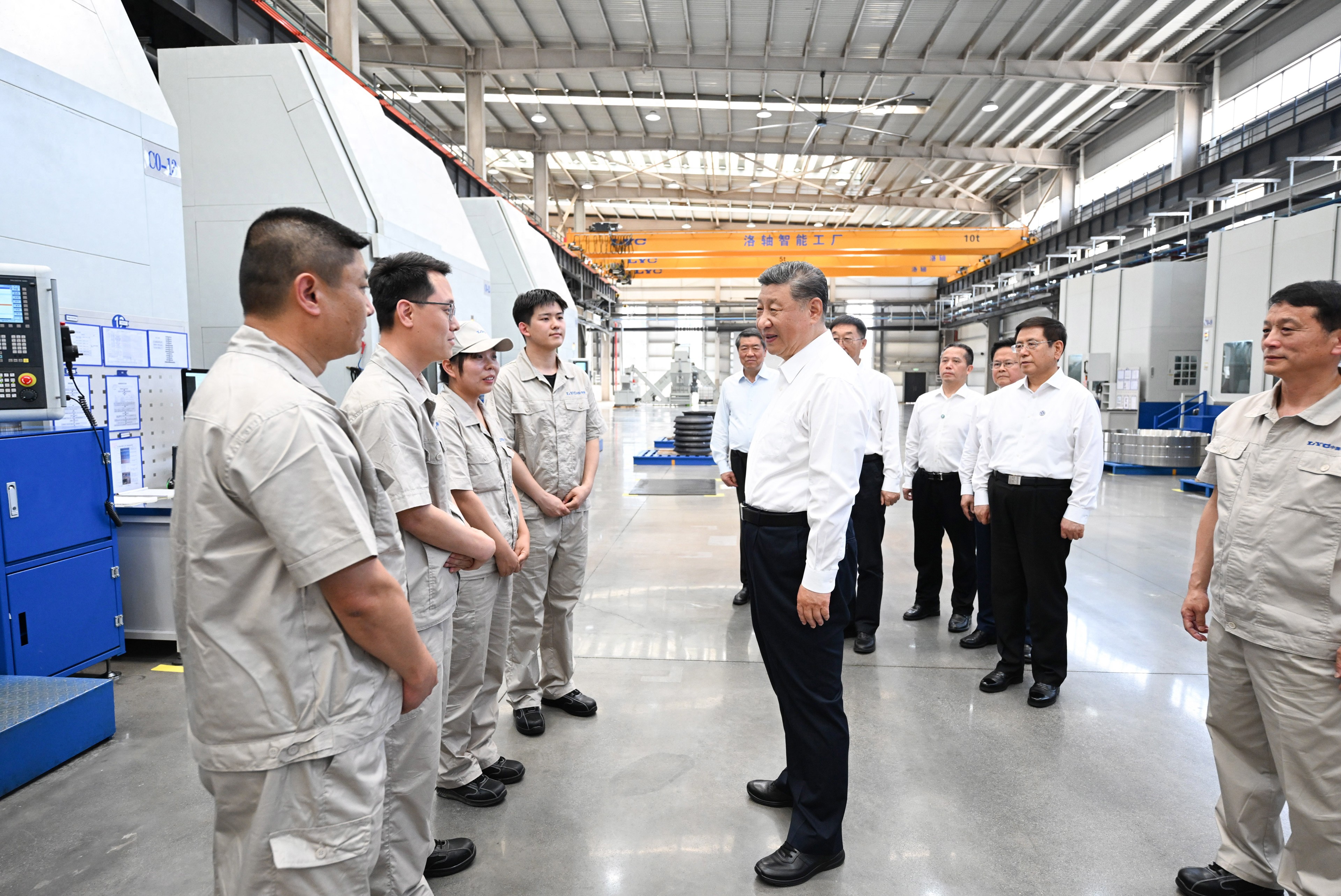 5月19日至20日，中共中央總書記、國家主席、中央軍委主席習(xí)近平在河南考察。這是19日下午，習(xí)近平在洛陽軸承集團(tuán)股份有限公司智能工廠考察時(shí)，同企業(yè)職工親切交流。新華社記者 燕雁 攝