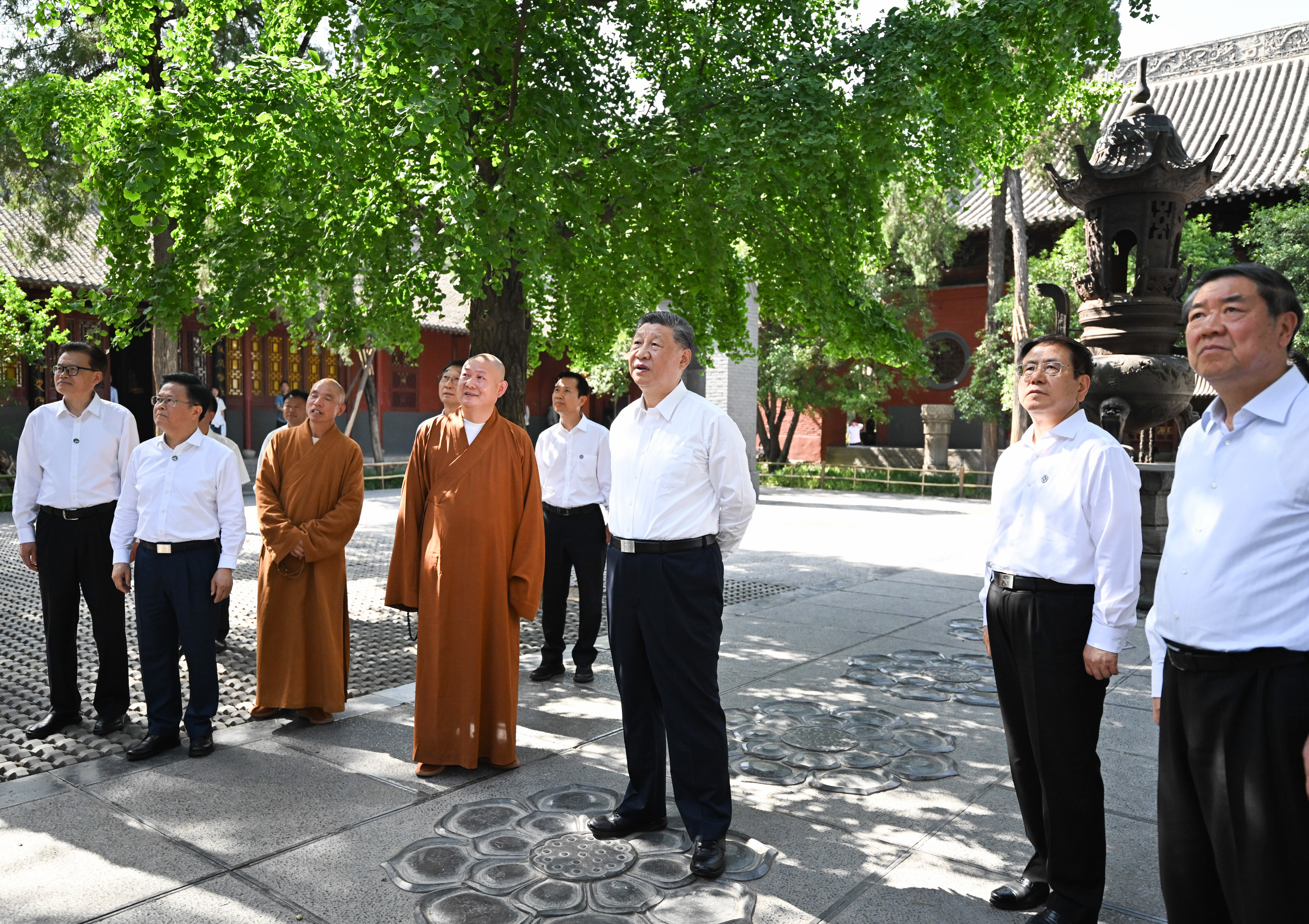 5月19日至20日，中共中央總書記、國家主席、中央軍委主席習(xí)近平在河南考察。這是19日下午，習(xí)近平在洛陽白馬寺考察。新華社記者 燕雁 攝