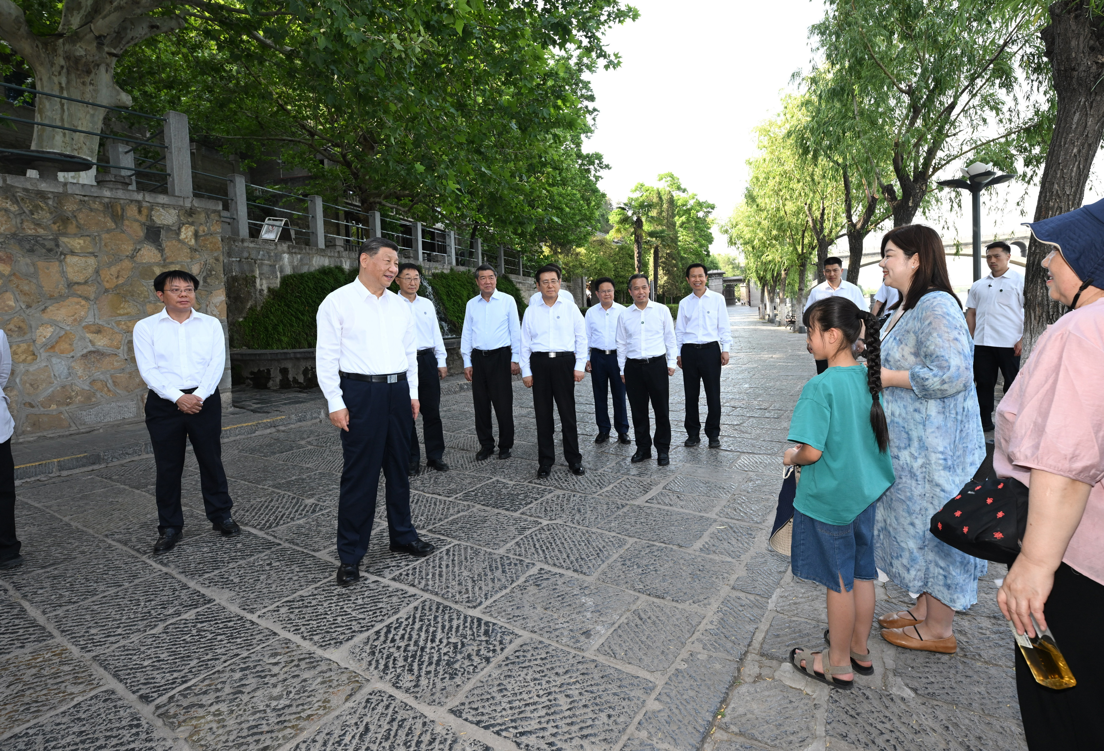 5月19日至20日，中共中央總書記、國家主席、中央軍委主席習(xí)近平在河南考察。這是19日下午，習(xí)近平在洛陽龍門石窟考察時(shí)，同游客親切交流。新華社記者 謝環(huán)馳 攝