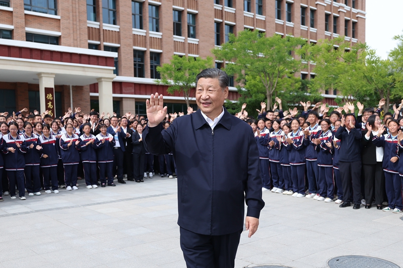 2024年6月18日，習(xí)近平總書記在青海果洛西寧民族中學(xué)考察時，向師生們揮手致意。