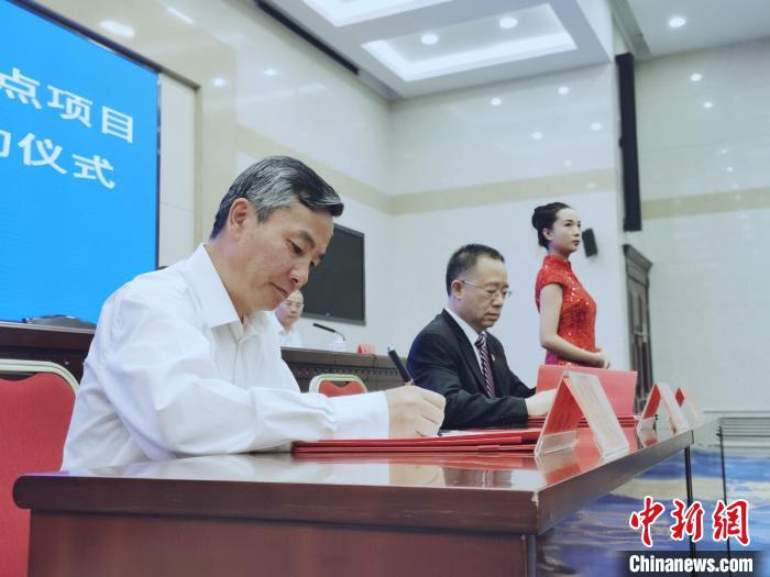 圖為青海省副省長匡湧(左)簽訂合作共建區(qū)域醫(yī)療中心框架協(xié)議?！?zhí)砀?攝