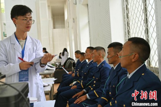 圖為研究團(tuán)隊(duì)成員登記消防員信息?！≮w朗 攝