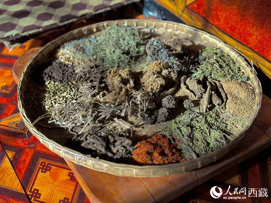 制作藏香的草本原料。人民網(wǎng)記者 次仁羅布攝