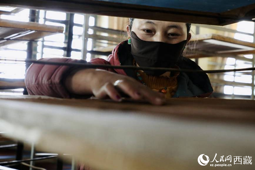 晾曬制作好的藏香。人民網(wǎng)記者 次仁羅布攝