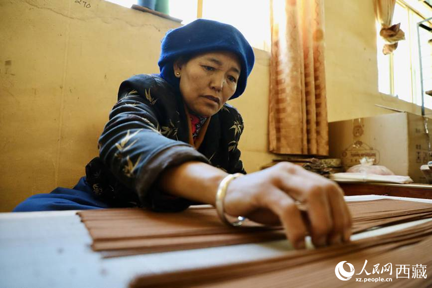 藏香廠的工人們堅持手工制作藏香。人民網(wǎng)記者 次仁羅布攝
