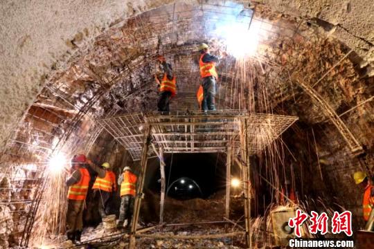圖為施工人員正在進(jìn)行隧道支護(hù)焊接作業(yè)。　陳暢 攝