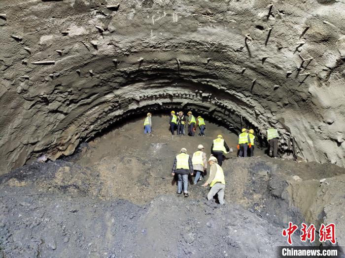 圖為久馬高速查針梁子隧道施工現(xiàn)場?！⊥貔i 攝