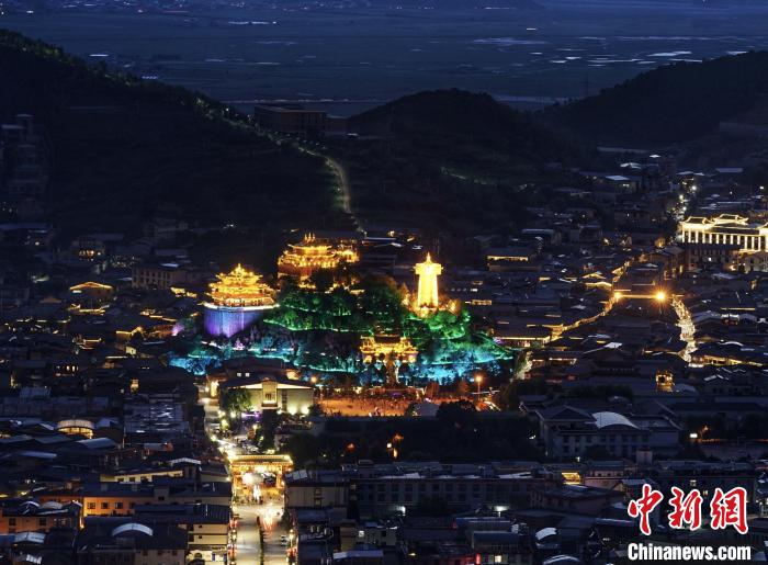 圖為滇藏茶馬古道重鎮(zhèn)獨克宗古城已成為知名旅游景點?！『蜁匝?攝