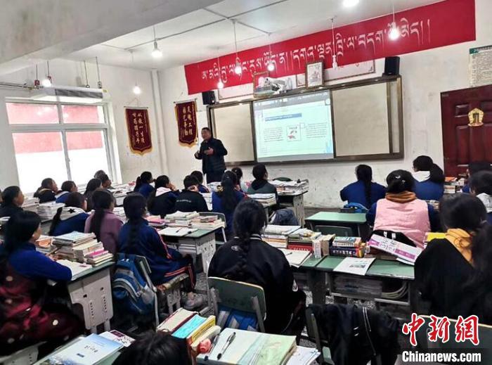 學(xué)生在免費(fèi)輔導(dǎo)班上課?！∧岈敵?攝