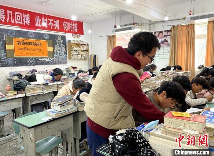 學(xué)生在免費(fèi)輔導(dǎo)班上課?！∧岈敵?攝