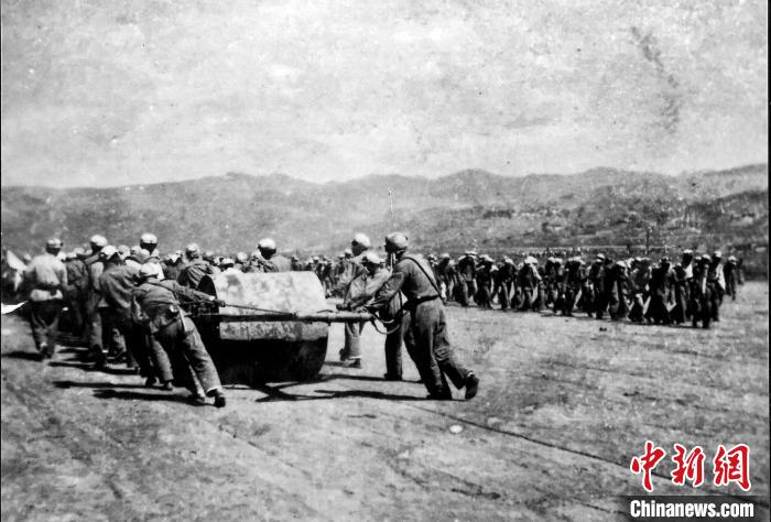 十八軍戰(zhàn)士修建機(jī)場跑道。(歷史圖片由十八軍后代張小康提供，劉炳科翻拍)
