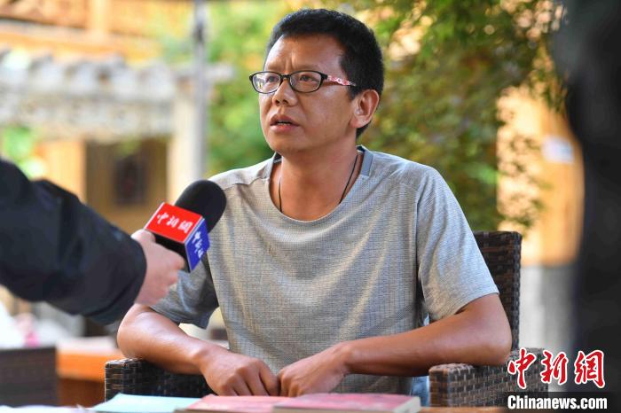 圖為和澗秋接受記者采訪?！⑷疥?攝