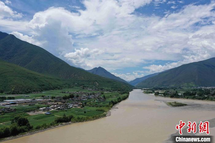 圖為航拍金江鎮(zhèn)，農(nóng)田里綠意盎然?！⑷疥?攝