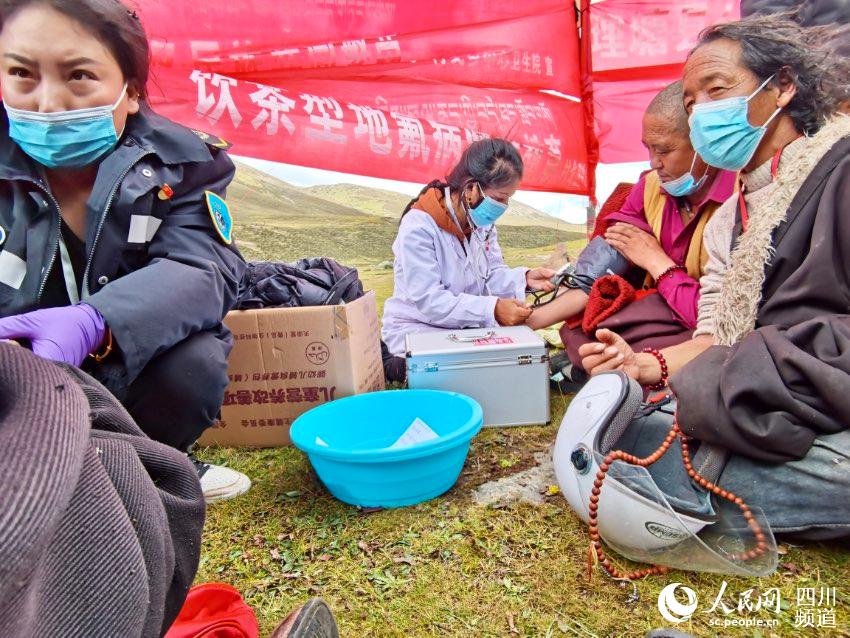 給牧民檢查身體。巴登攝