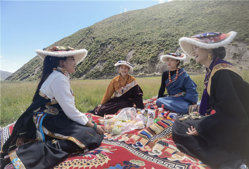 拉姆和她的朋友們在砂場修復點耍壩子。甘孜州石渠生態(tài)環(huán)境局供圖