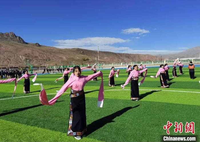 圖為青海師范大學(xué)附屬玉樹(shù)實(shí)驗(yàn)學(xué)校學(xué)生在綠茵場(chǎng)跳起囊謙古舞—卓根瑪?！“讋?攝