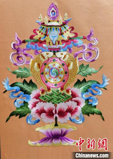 圖為藏繡作品?！∑钤鲚?攝