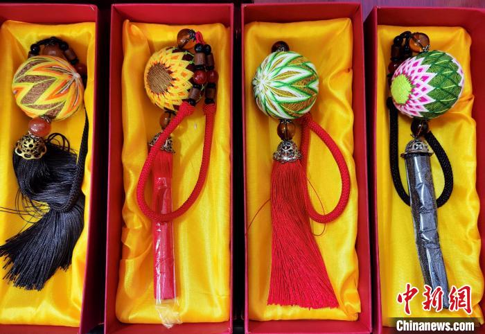 圖為藏繡手工藝品?！∑钤鲚?攝