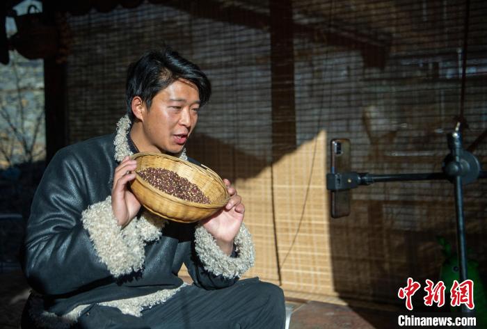 洛桑在鏡頭前介紹家鄉(xiāng)特產(chǎn)?！⒅铱?攝