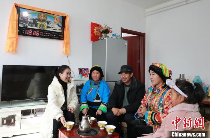 新家是兩層小樓房，一樓布置得充滿(mǎn)現(xiàn)代感，喝著藏式奶茶，一家人聊著今年春節(jié)怎么過(guò)?！《∷?攝