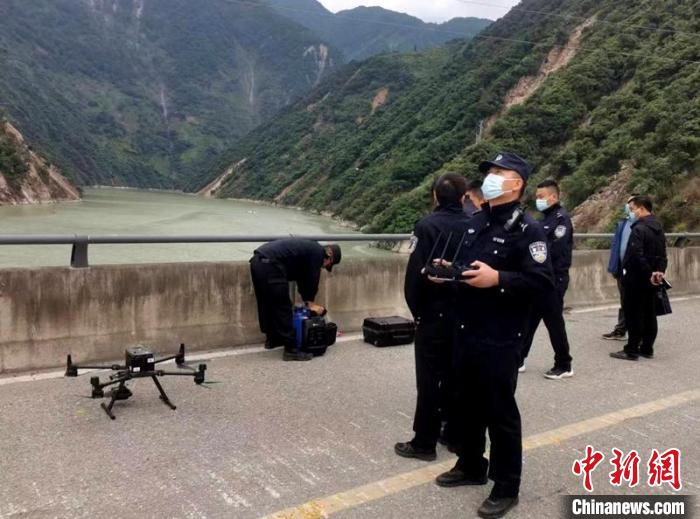民警組成的搜尋隊利用無人機在震區(qū)開展空中巡查?！「首沃莨簿止﹫D