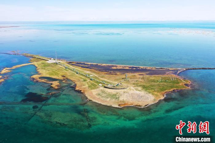 圖為無人機(jī)航拍青海湖。　趙海梅 攝