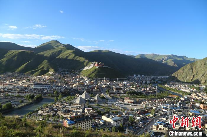 圖為航拍玉樹市?！∮駱涫形麄鞑抗﹫D
