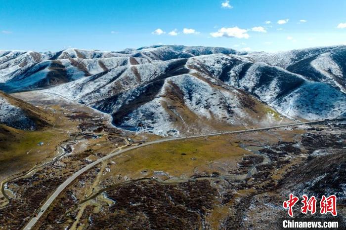 西成高鐵紅原2號隧道出口附近山頭已被雪覆蓋。　劉忠俊 攝