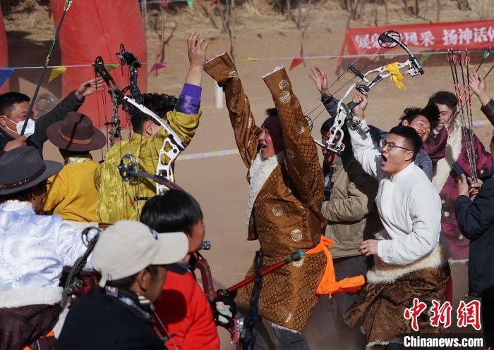 圖為藏族民眾跺腳歡呼慶祝弓箭手射中靶心?！●R銘言 攝