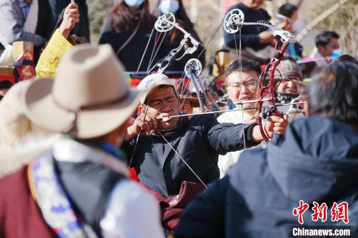 圖為藏族民眾比拼射箭技藝?！●R銘言 攝