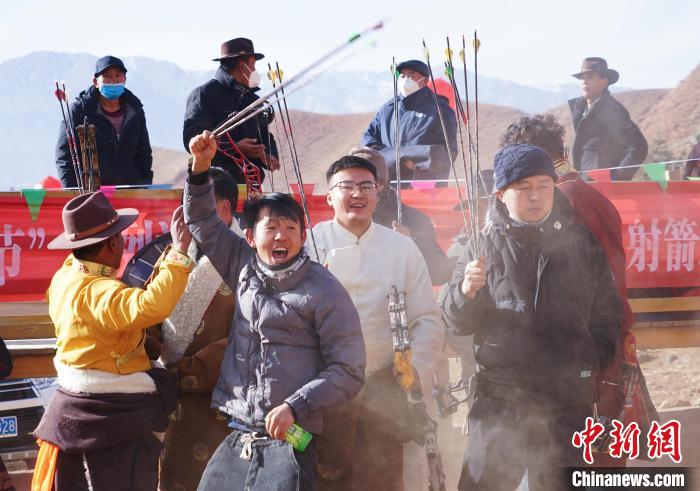 圖為藏族民眾跺腳歡呼慶祝弓箭手射中靶心?！●R銘言 攝