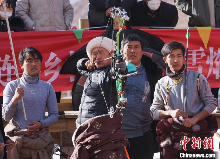 圖為藏族民眾比拼射箭技藝?！●R銘言 攝