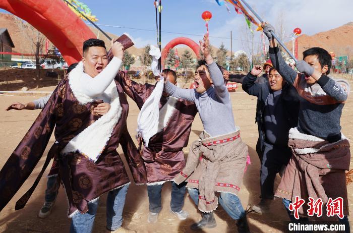 圖為藏族民眾跺腳歡呼慶祝弓箭手射中靶心?！●R銘言 攝