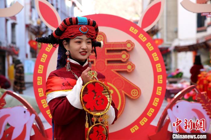 身著嘉絨藏族服飾的丹巴女孩送祝福?！〖o 攝