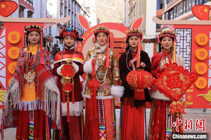丹巴美女送祝福，迎新年?！±钣腊?攝