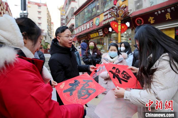 街頭市民收到送的“福”字?！±钣腊?攝