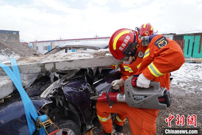 圖為地震實(shí)戰(zhàn)拉動(dòng)現(xiàn)場(chǎng)，參演人員進(jìn)行車輛破拆?！∮駱?shù)消防供圖