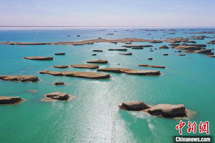 航拍青海大柴旦烏素特水上雅丹奇特景觀?！●R銘言 攝