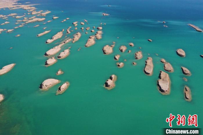 航拍青海大柴旦烏素特水上雅丹奇特景觀。　馬銘言 攝