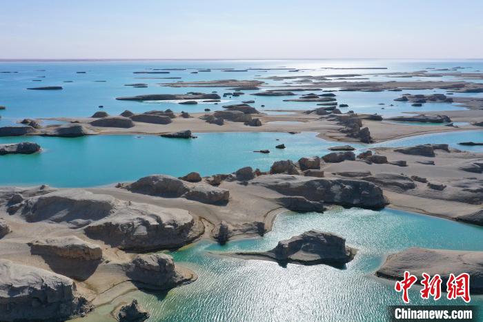 航拍青海大柴旦烏素特水上雅丹奇特景觀。　馬銘言 攝