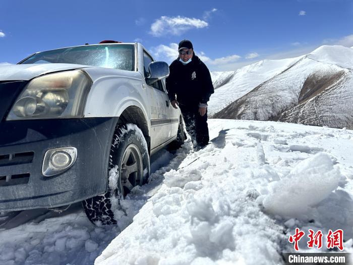 圖為生態(tài)管護(hù)人員準(zhǔn)備在雪地推車?！《“瓦_(dá)杰 攝