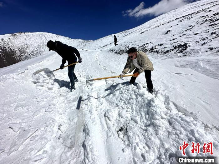 圖為生態(tài)管護(hù)人員在巡護(hù)道路上清雪。　丁巴達(dá)杰 攝