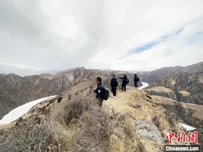 圖為曲麻萊縣崗當(dāng)村的生態(tài)管護(hù)人員開展巡護(hù)?！《“瓦_(dá)杰 攝