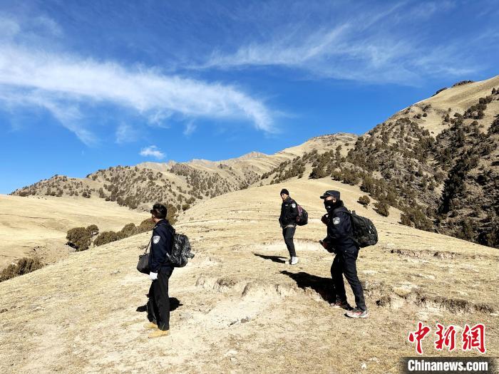 圖為生態(tài)管護(hù)人員開展巡護(hù)。　丁巴達(dá)杰 攝