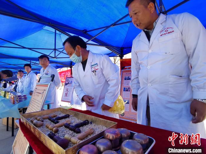 圖為青海省循化縣的國家級非遺項目尤闕療法的器械展示?！?zhí)砀?攝
