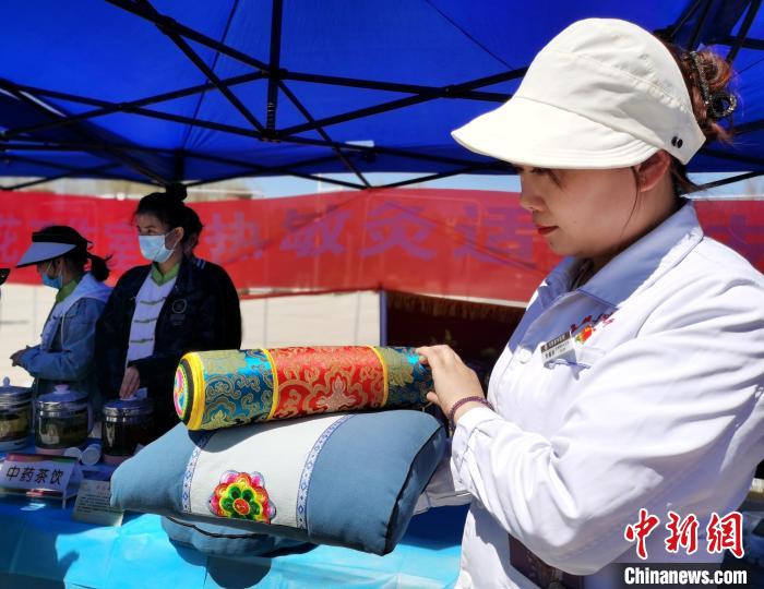 圖為青海省互助縣的中藥枕頭。　張?zhí)砀?攝