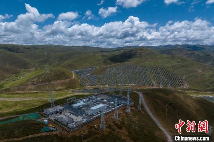 航拍建成投運的柯拉一期光伏電站升壓站?！⒅铱?攝